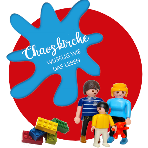 Logo: Roter Kreis davor 3 Playmobil-Figuren Frau, Mann, Kind mit Teddy in der Hand daneben 5 bunte Steck-Steiene. Ein blauer Farbklecks mit der Beschriftung "Chaoskirche WUSELIG WIE DAS LEBEN" überlappt den Kreis