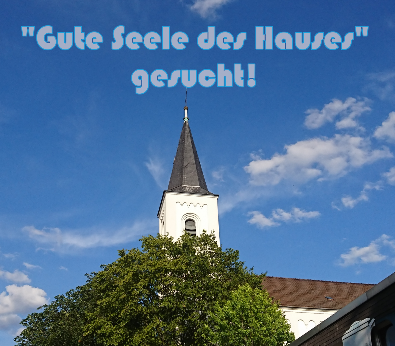 Kirche vor blauen Himmel mit Titel: "Gute Seele des Hauses" gesucht