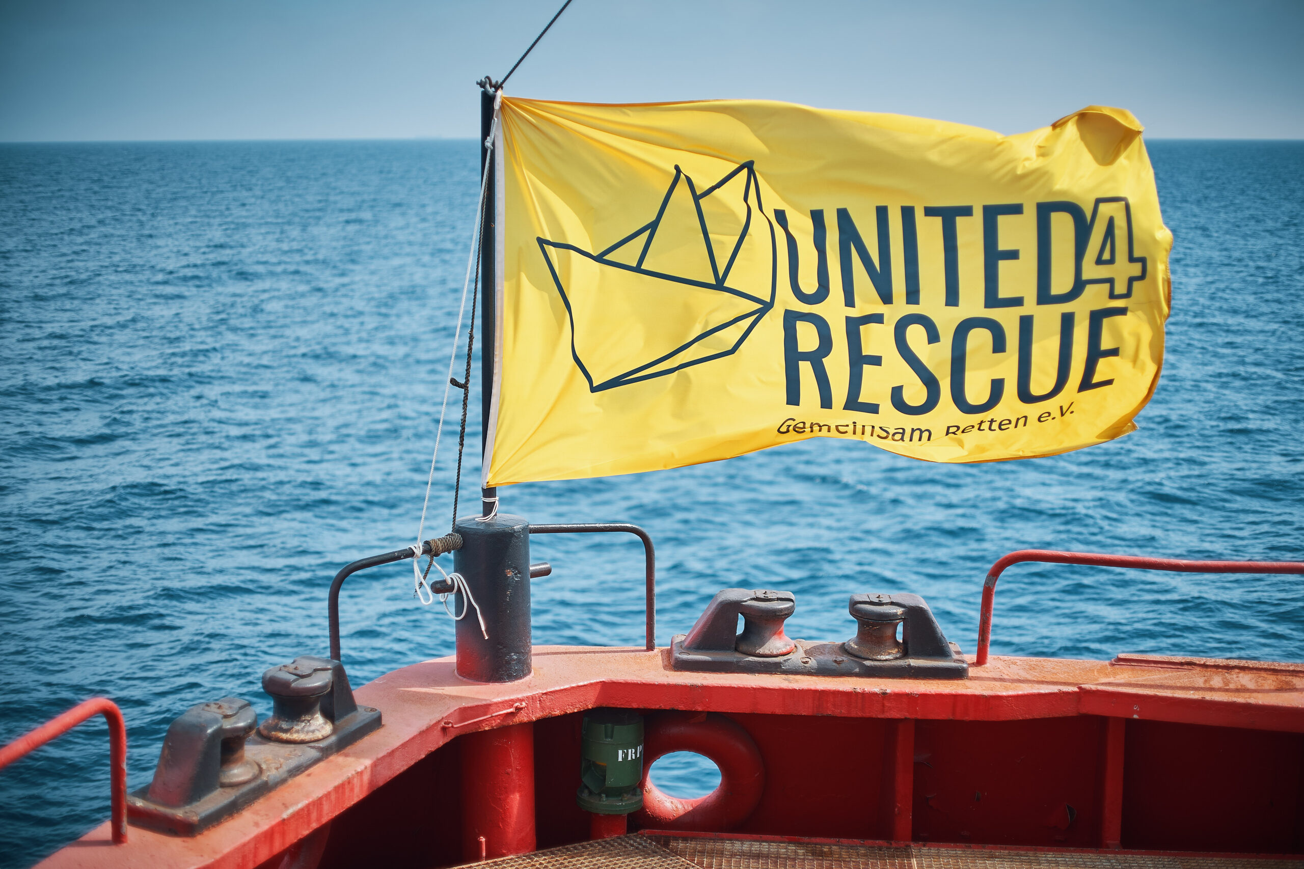 Wehende United4Rescue-Flagge auf einem Schiff